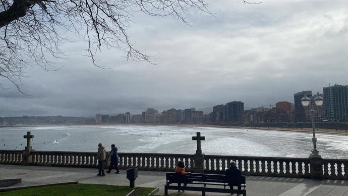 La bahía de San Lorenzo, en Gijón, en un día de nubes y claros.