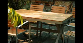 Cómo mantener las mesas de madera del jardín en perfecto estado y evitar que se vuelvan grisáceas o agrietadas