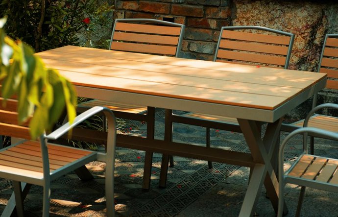 Cómo mantener las mesas de madera del jardín en perfecto estado y evitar que se vuelvan grisáceas o agrietadas