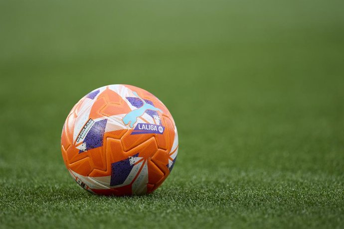 Archivo - A detail view of the match ball prior to the LaLiga EA Sports match between Deportivo Alaves and Valencia CF at Mendizorrotza on May 14, 2025, in Vitoria, Spain.