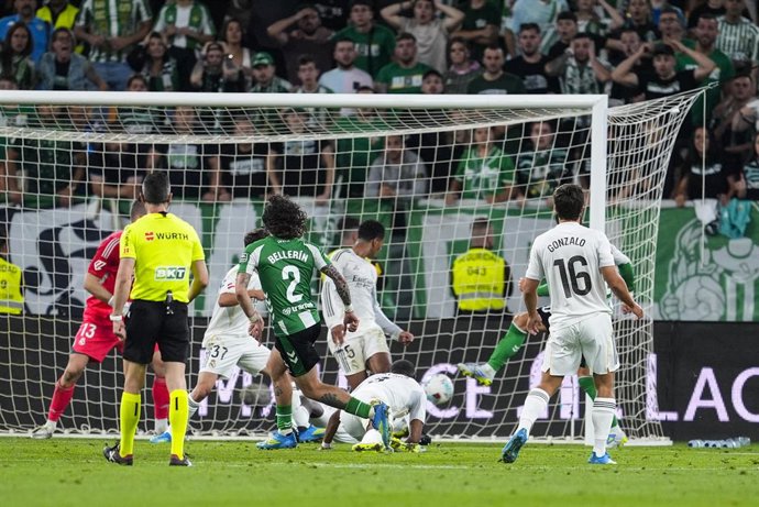 Héctor Bellerín, do Real Betis, chuta a gol durante a partida de futebol da LaLiga EA Sports, disputada entre o Real Betis e o Real Madrid no estádio La Cartuja, em 24 de abril de 2026, em Sevilha, Espanha.