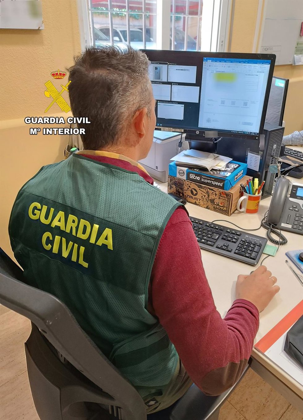 Un agente de la Guardia Civil trabaja en la investigación