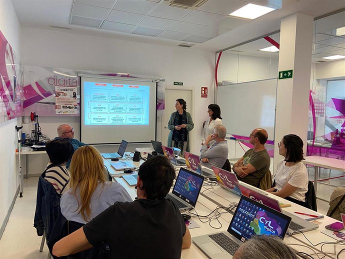 Ayuntamiento de Ávila y Fundación Cibervoluntarios forman a demandantes de empleo en IA