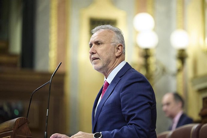 Archivo - El ministro de Política Territorial y Memoria Democrática, Ángel Víctor Torres, interviene durante una sesión plenaria en el Congreso de los Diputados