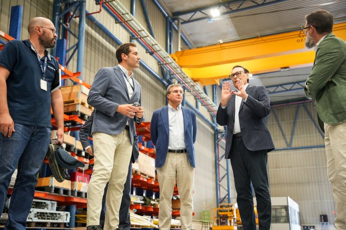 El consejero de Universidad, Investigación e Innovación, José Carlos Gómez Villamandos (2d), junto al Director Senior de IT en General Dynamics Santa Bárbara Sistemas, José Andrés López de Fez (3d) durante la visita a Santa Bárbara Sistemas.