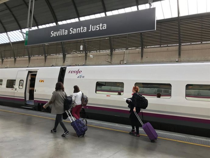 Archivo - Renfe ofrece más de 100.000 plazas de trenes de alta velocidad y larga distancia con Andalucía para el Puente de Mayo. Imagen de archivo