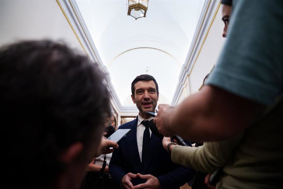 El ministro de Derechos Sociales, Consumo y Agenda 2030, Pablo Bustinduy, atiende a los medios de comunicación tras una sesión plenaria en el Congreso, a 28 de abril de 2026, en Madrid (España). El Pleno del Congreso debatirá y votará este martes, 28 de a