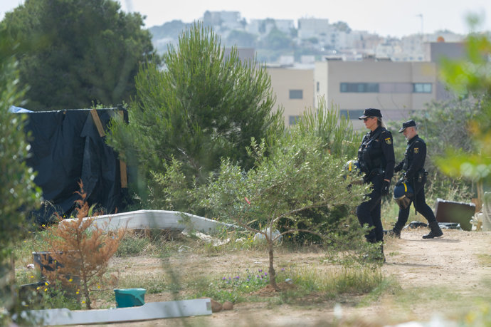 Intervención policial durante el desalojo de un asentamiento entre el estadio de Can Misses y el segundo cinturón de Eivissa, a 29 de abril de 2026, en Ibiza, Islas Baleares (España).