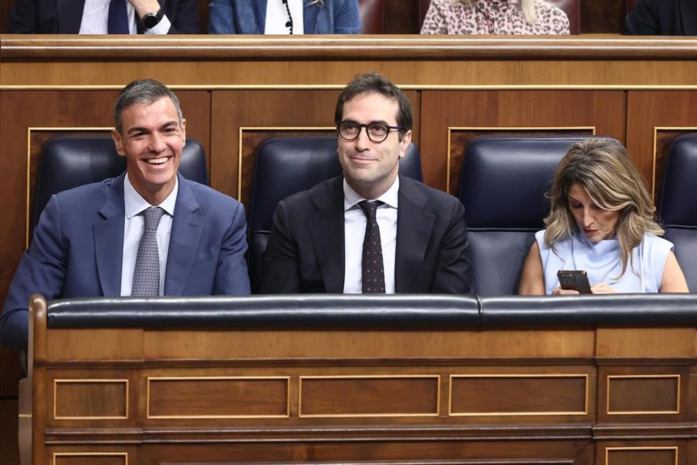 El presidente del Gobierno, Pedro Sánchez, el vicepresidente y ministro de Economía, Carlos Cuerpo, y la vicepresidenta segunda y ministra de Trabajo, Yolanda Díaz, durante una sesión plenaria en el Congreso, a 29 de abril de 2026, en Madrid (España). 