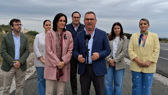Susana Cayuelas y José Manuel Oliva atienden a los medios.