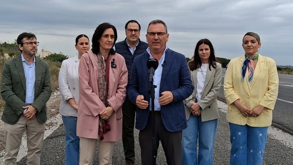 Susana Cayuelas y José Manuel Oliva atienden a los medios.