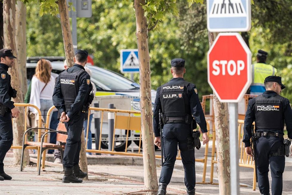 Archivo - Varios agentes de la UIP de Policía Nacional en una intervención por una okupación de una vivienda en Alcobendas (Madrid)