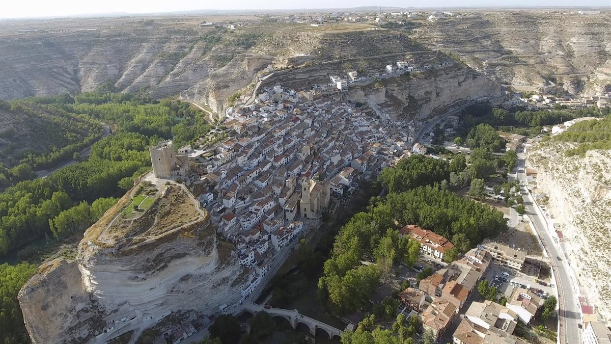 La Red de Patrimonio Histórico propone recorrer este Puente de Mayo castillos o palacios de regiones como Extremadura