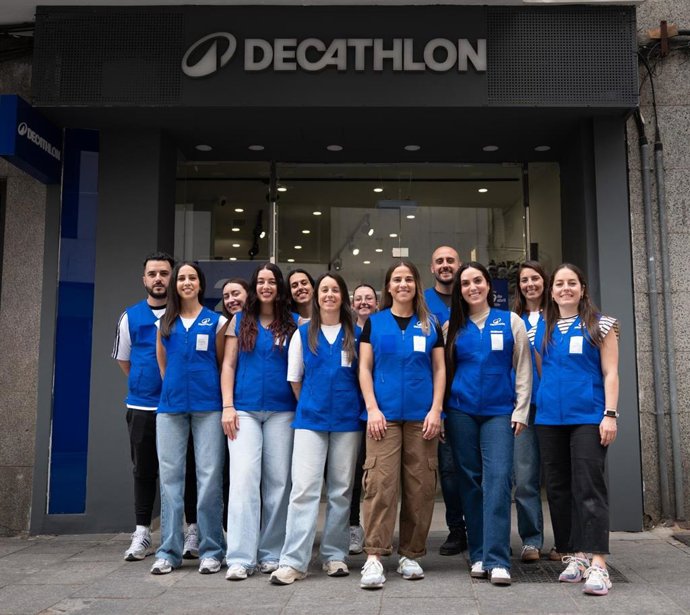 El equipo de trabajadores de la nueva tienda de Decathlon en Córdoba