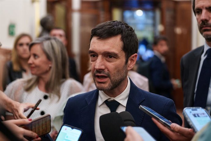 El ministre de Drets Socials, Consum i Agenda 2030, Pablo Bustinduy, atén als mitjans de comunicació després d'una sessió plenària en el Congrés, a 28 d'abril del 2026, a Madrid (Espanya).