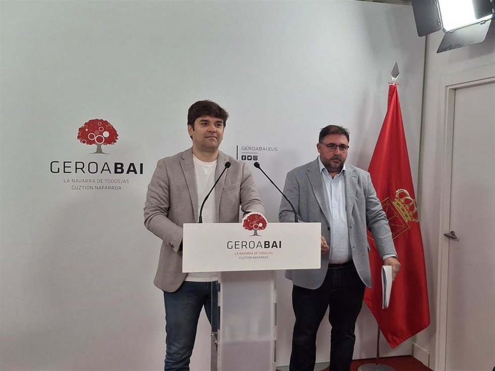 El portavoz parlamentario de Geroa Bai, Pablo Azcona, y el presidente del Parlamento de Navarra, Unai Hualde.
