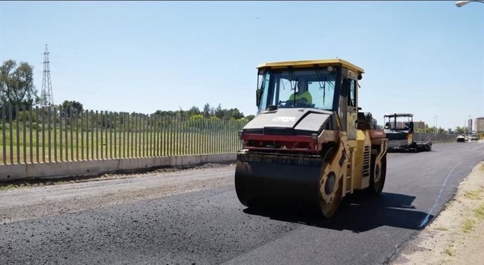 Obras de mejora del pavimento de la calzada en el Cerro del Águila en Sevilla