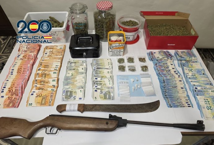 Droga y dinero intervenido en Baza (Granada).