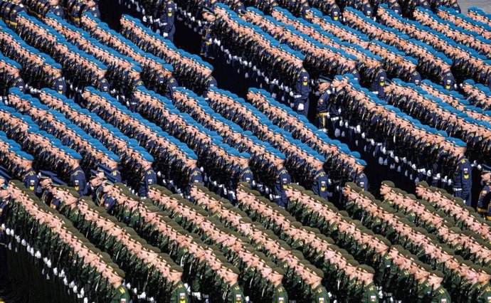 Archivo - Arquivo - 9 de maio de 2025, Moscou, Região de Moscou, Rússia: Soldados do exército russo desfilam diante da tribuna de honra durante o desfile militar anual do Dia da Vitória pela Praça Vermelha, em 9 de maio de 2025, em Moscou, Rússia.