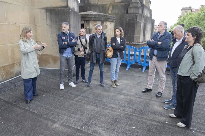 Imagen de la visita de la Comisión y la Gerencia de Urbanismo del Ayuntamiento de Pamplona al Monumento a los Caídos