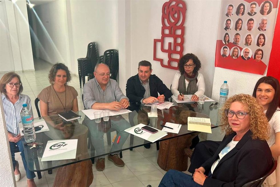 El candidato al Parlamento andaluz y secretario de Organización del PSOE de Almería, José Nicolás Ayala, en la reunión con representantes del CSIF.
