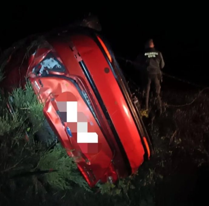 El coche robado en el taller de Vitigundino y con el que el detenido ha sufrido un accidente.