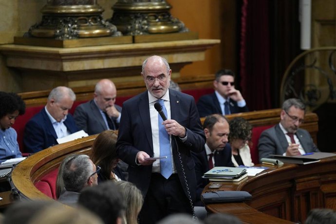 El conseller de Unión Europea y Acción Exterior, Jaume Duch, durante la sesión de control al Govern en el pleno del Parlament