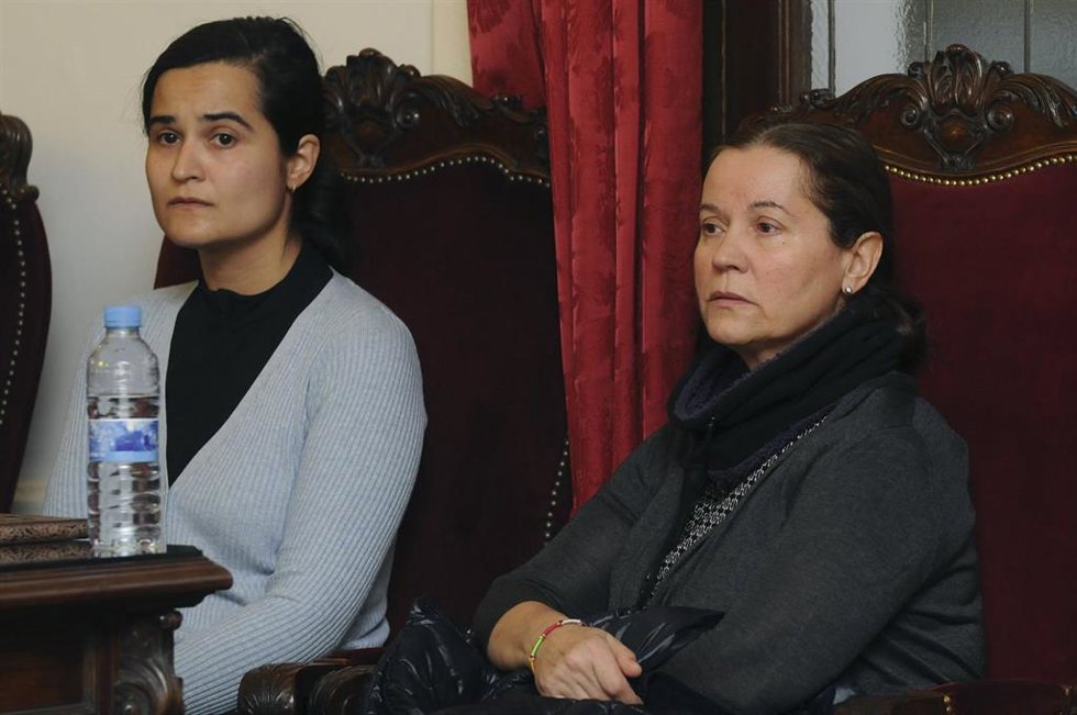 Archivo - Monserrat González (derecha) y su hija Triana Martínez, condenadas por el asesinato de Isabel Carrasco, durante el juicio. 