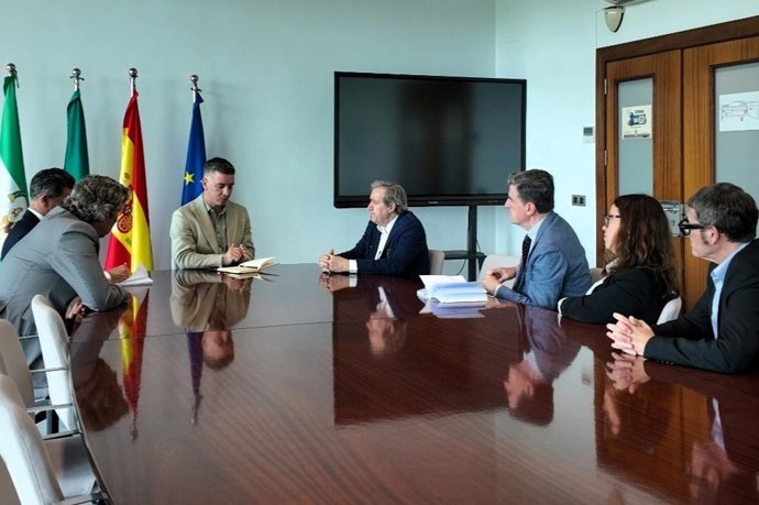 El vicepresidente de Prodetur y el presidente de la patronal hotelera, en el centro, durante la reunión entre ambas entidades y en presencia de miembros de las juntas directivas.