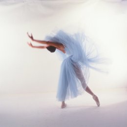 Archivo - La CND interpreta 'Serenade' de George Balanchine en NumEros, en el Teatro de la Zarzuela de Madrid
