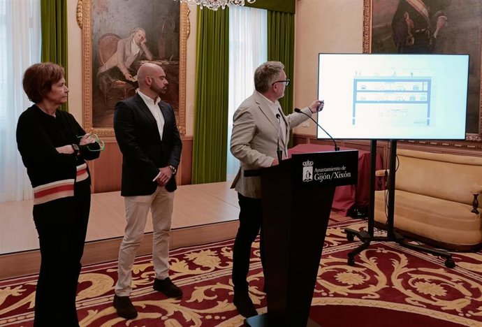 La alcaldesa de Gijón, Carmen Moriyón, en rueda de prensa junto a los concejales de Urbanismo y de Infraestructuras Urbanas y Rurales, Jesús Martínez Salvador y Gilberto Villoria (dcha), respectivamente.