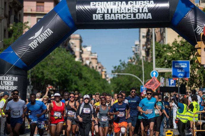 Archivo - Decenas de personas durante la I Cursa Antiracista de Barcelona, en la plaza de Sants