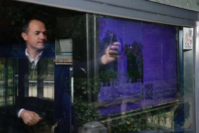 García Pellitero utiliza uno de los QR del recorrido.