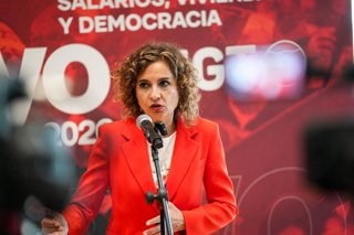 La secretaria general del PSOE-A, María Jesús Montero, atiende a los medios en una jornada de UGT sobre salud en el trabajo en Alcalá de Guadaíra (Sevilla). (Foto de archivo).