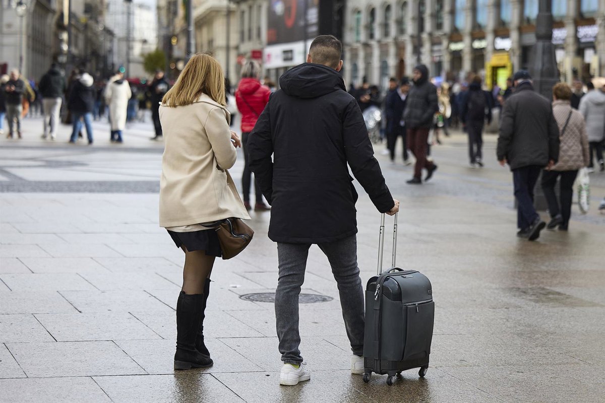 Un total de 2,3 millones de residentes nacidos fuera de España llegó al país en 2023 y 2024