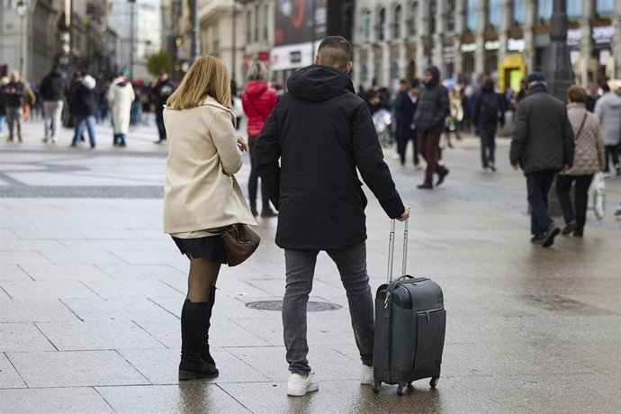 Archivo - Varios turistas en el centro de la ciudad, a 4 de diciembre de 2025, en Madrid (España). 