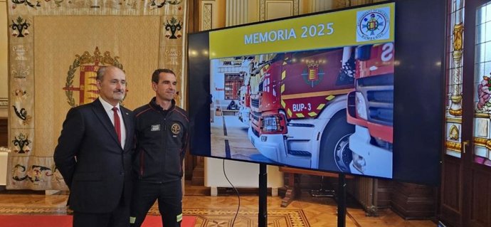 El concejal de Salud Pública y Seguridad Ciudadano, Alberto Cuadrado, y el director del Servicio de Extinción de Incendios, Salvamento y Protección Civil del Ayuntamiento de Valladolid, Javier Reinoso, presentan la Memoria Anual 2025