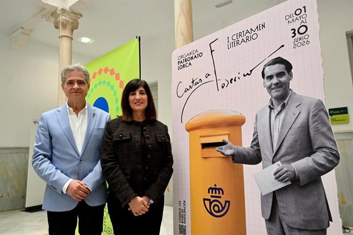 La diputada provincial de Cultura y Educación, Pilar Caracuel, y el director del Patronato Lorca, Juan Castilla, presentan el concurso 'Cartas a Federico'.