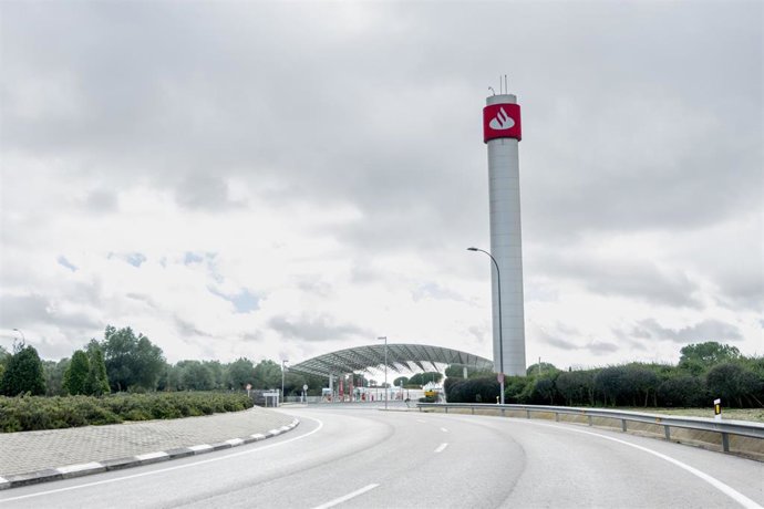 Archivo - Exteriores de la Ciudad Financiera del Banco Santander, en Boadilla del Monte, a 5 de febrero de 2026, en Boadilla del Monte, Madrid (España).