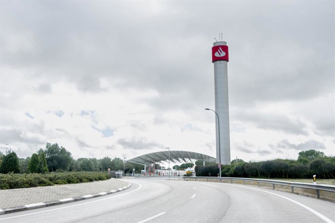 Archivo - Exteriores de la Ciudad Financiera del Banco Santander, en Boadilla del Monte, a 5 de febrero de 2026, en Boadilla del Monte, Madrid (España).