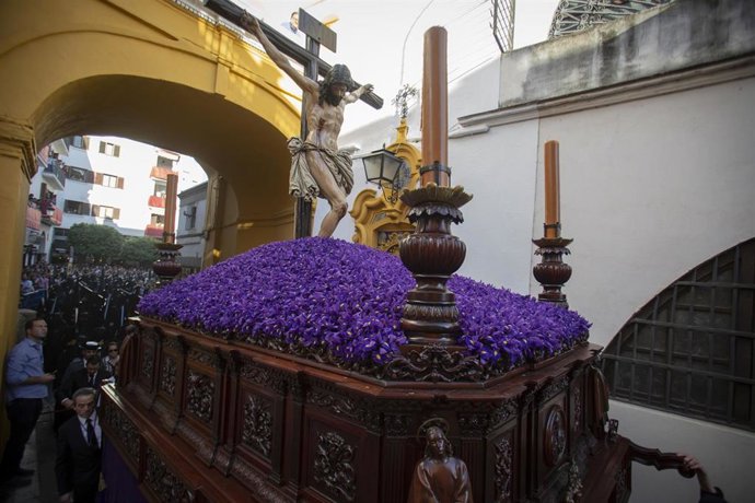 Archivo - El paso del Cristo de la Buena Muerte de Los Estudiantes, tras cruzar el Arco del Postigo, en una foto de archivo.