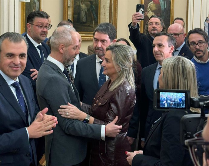 Archivo - Saludo entre el consejero de Educación, Sergio Silva, y la ministra, Milagros Tolón, en la Sectorial