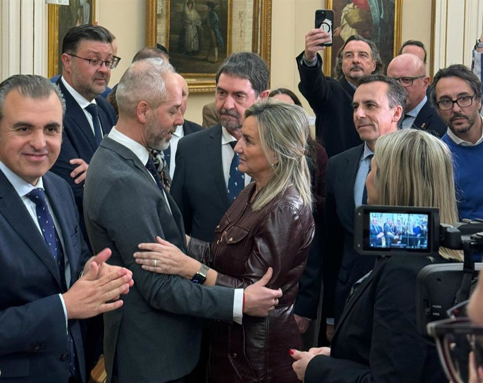 Archivo - Saludo entre el consejero de Educación, Sergio Silva, y la ministra, Milagros Tolón, en la Sectorial