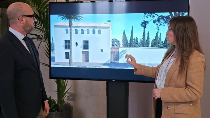 La portavoz del equipo de Gobierno, Rebeca Pérez, y el concejal José Francisco Muñoz explican el proyecto para la rehabilitación integral de la Casa Torre Falcón, en Espinardo