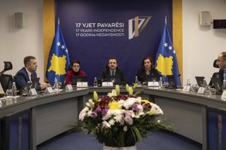 Archivo - Imagen de archivo del primer ministro de Kosovo, Alan Kurti, con varios diputados durante una rueda de prensa.