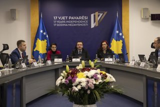 Archivo - Imagen de archivo del primer ministro de Kosovo, Alan Kurti, con varios diputados durante una rueda de prensa.