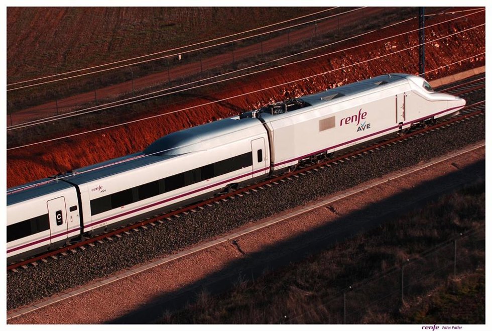 Archivo - Imagen de archivo de un tren de Alta Velocidad AVE.