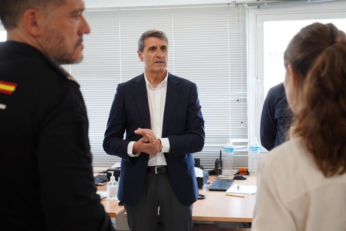 El delegado del Gobierno en Andalucía, Pedro Fernández, ha visitado la Unidad de Atención a la Familia y Mujer (UFAM) de la Policía Nacional en Motril (Granada)
