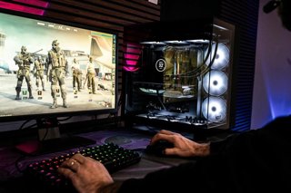 Persona jugando a un videojuego en un ordenador