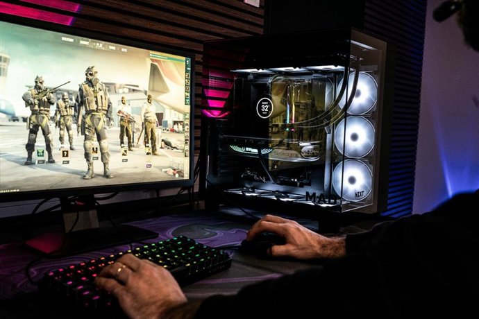 Persona jugando a un videojuego en un ordenador